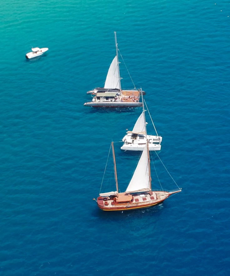Imagen de la flota de barcos excursiones en barco en fuerteventura magicandsailing.com