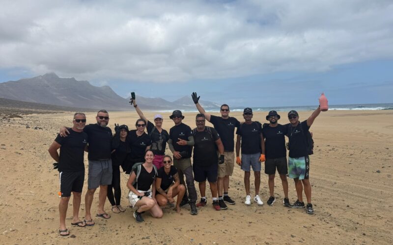 Team Strand Das Team von Magic & Sailing nimmt an einer Strandreinigungsaktion am ...